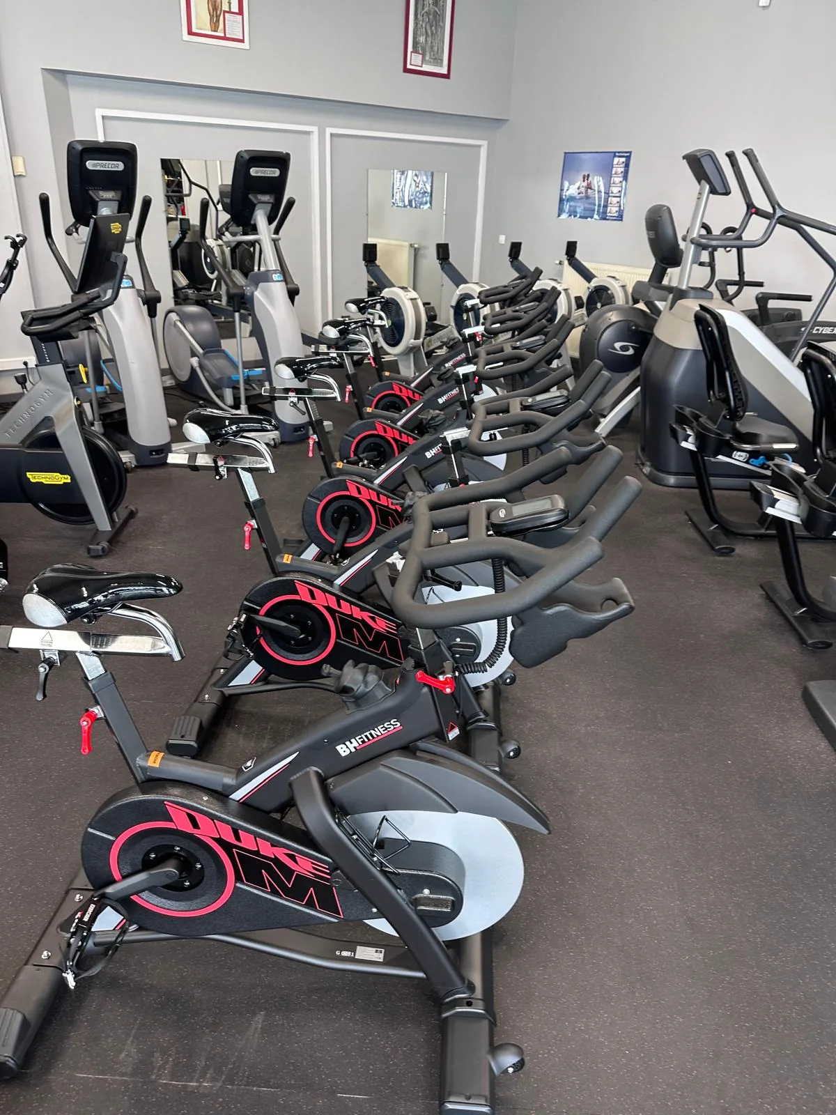 Salle de fitness équipée de matériel professionnel