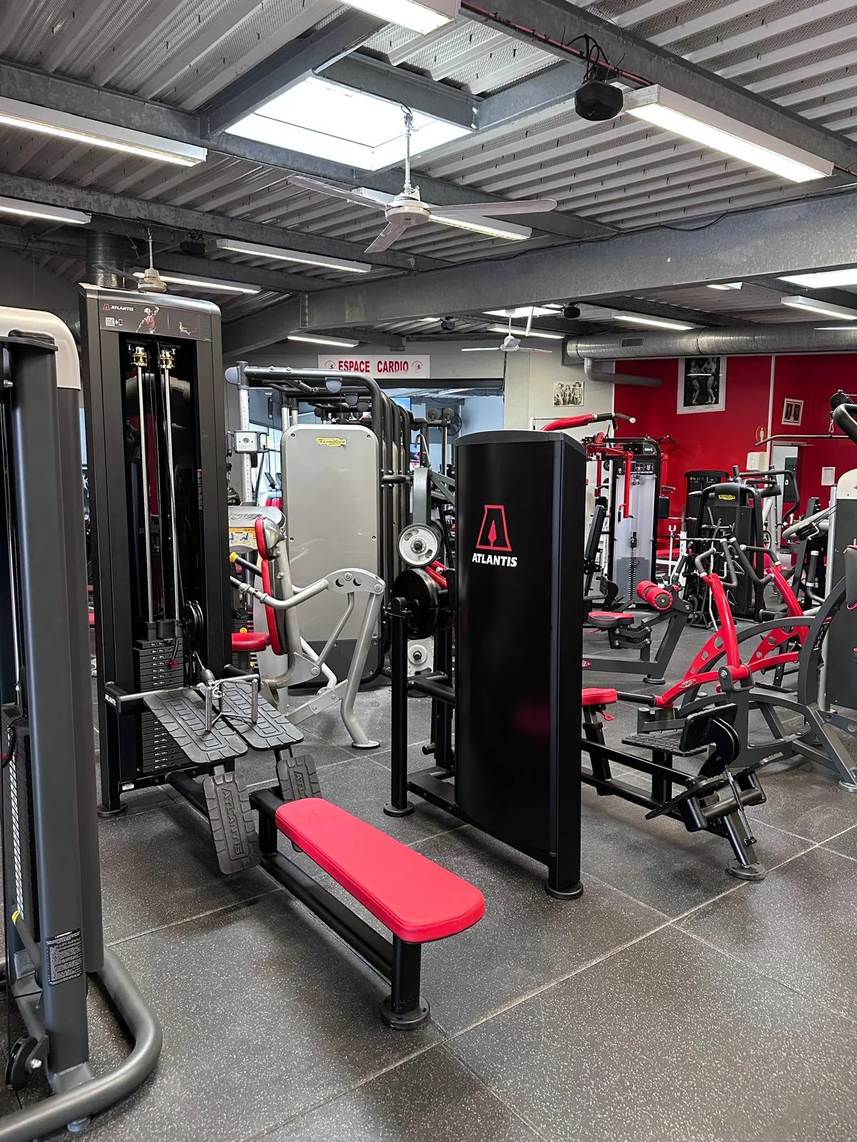 Salle de sport équipée avec des vélos et appareils cardio